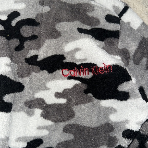 2-pack Boys Calvin Klein fuzzy robe & PJ pant sets. Used but great condition! - Picture 7 of 7